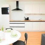 Modern 1Br & 1Lr Apartment, 10 Min Walk To City Center