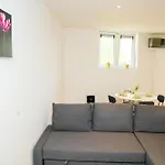 Modern 1Br & 1Lr Apartment, 10 Min Walk To City Center
