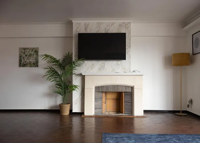 2Br & 1Lr Apt Only 15 Mins To Gravensteen Castle