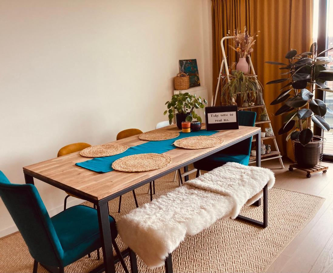 Cozy Two Bedroom Near Centre Apartment *