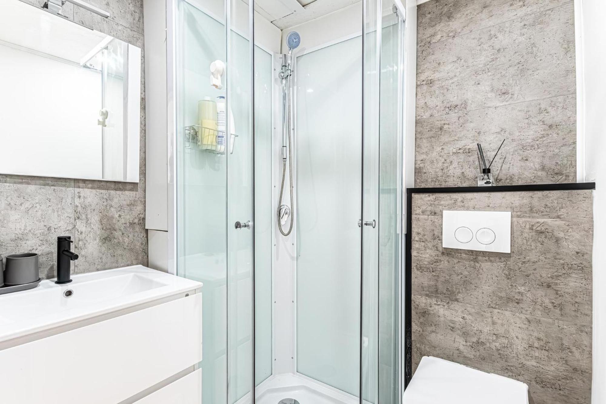 Spacious Shared 5br In The Heart Of *