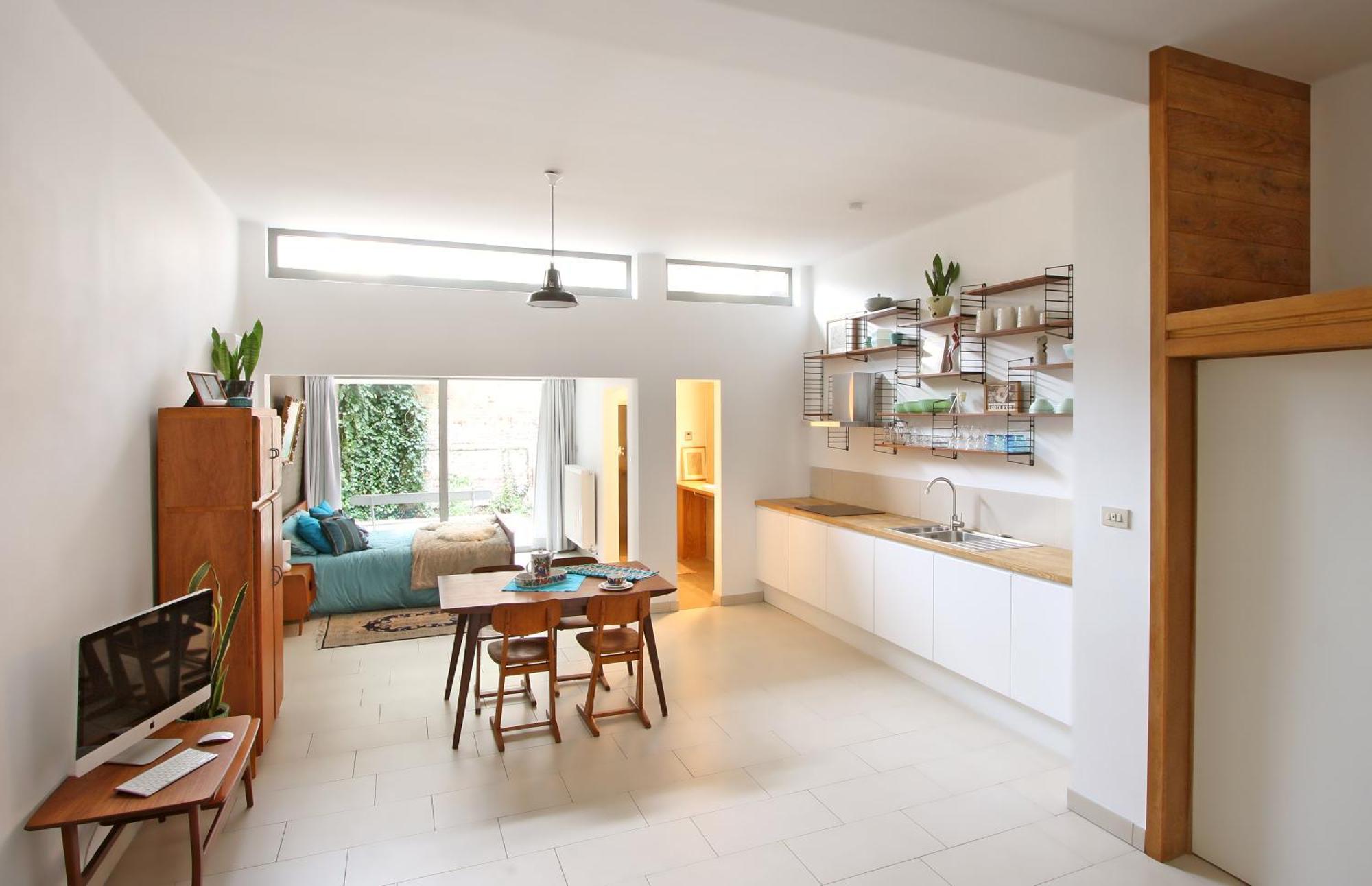 Lounge In The Intimate Urban Garden At A Retro Getaway Gent