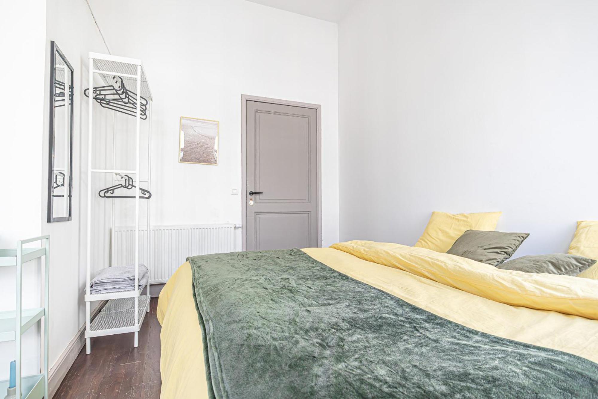 Lovely With View At Vibrant Ghent, Breezy Balcony *