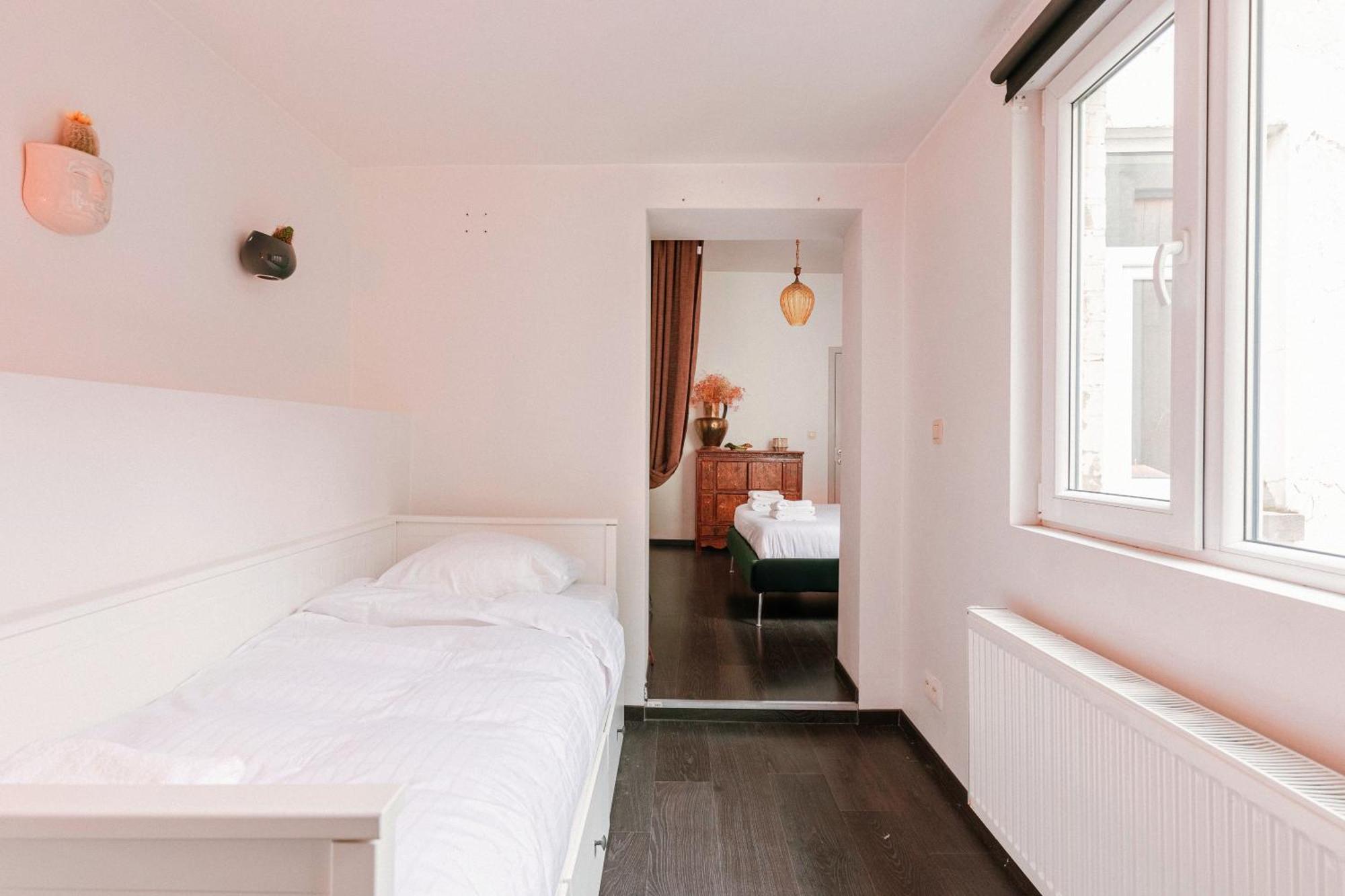 Unbeatable Location Explore On Foot! Apartment *