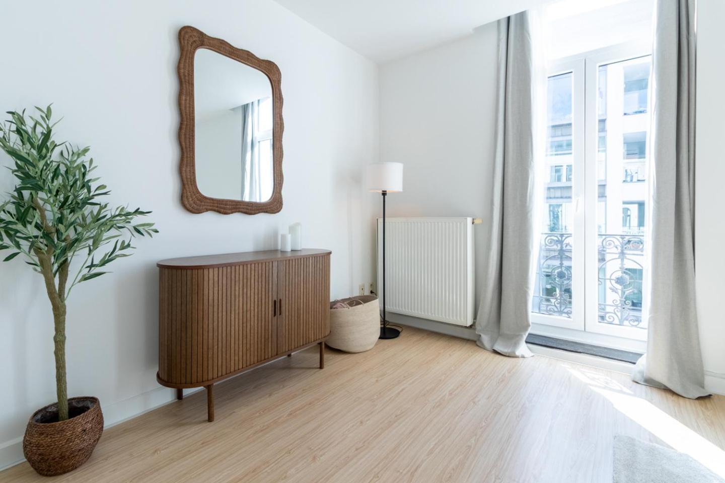 Bright, Spacious & Perfectly Located In The Heart Of Apartamento Gante