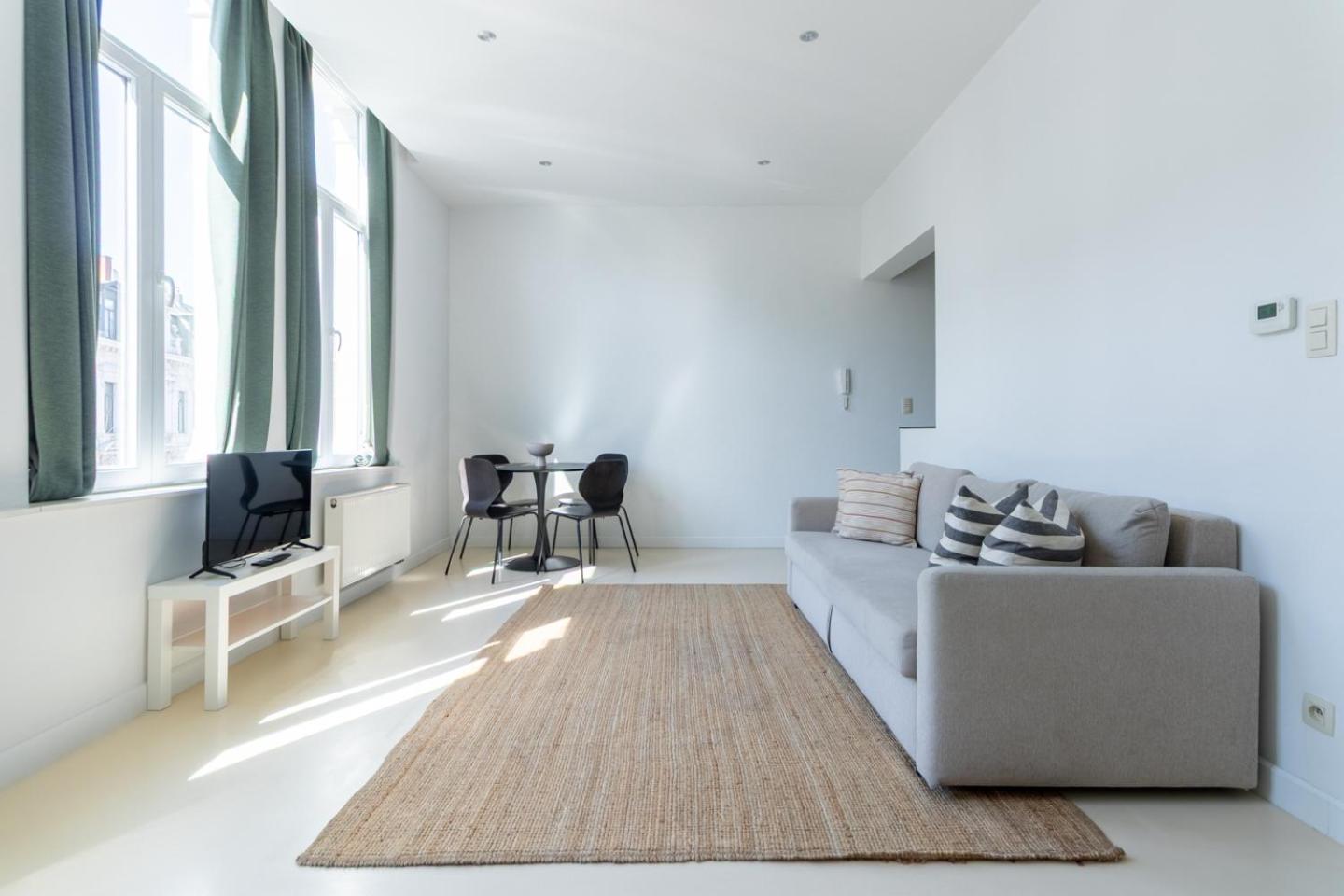 Bright, Spacious & Perfectly Located In The Heart Of Gante
