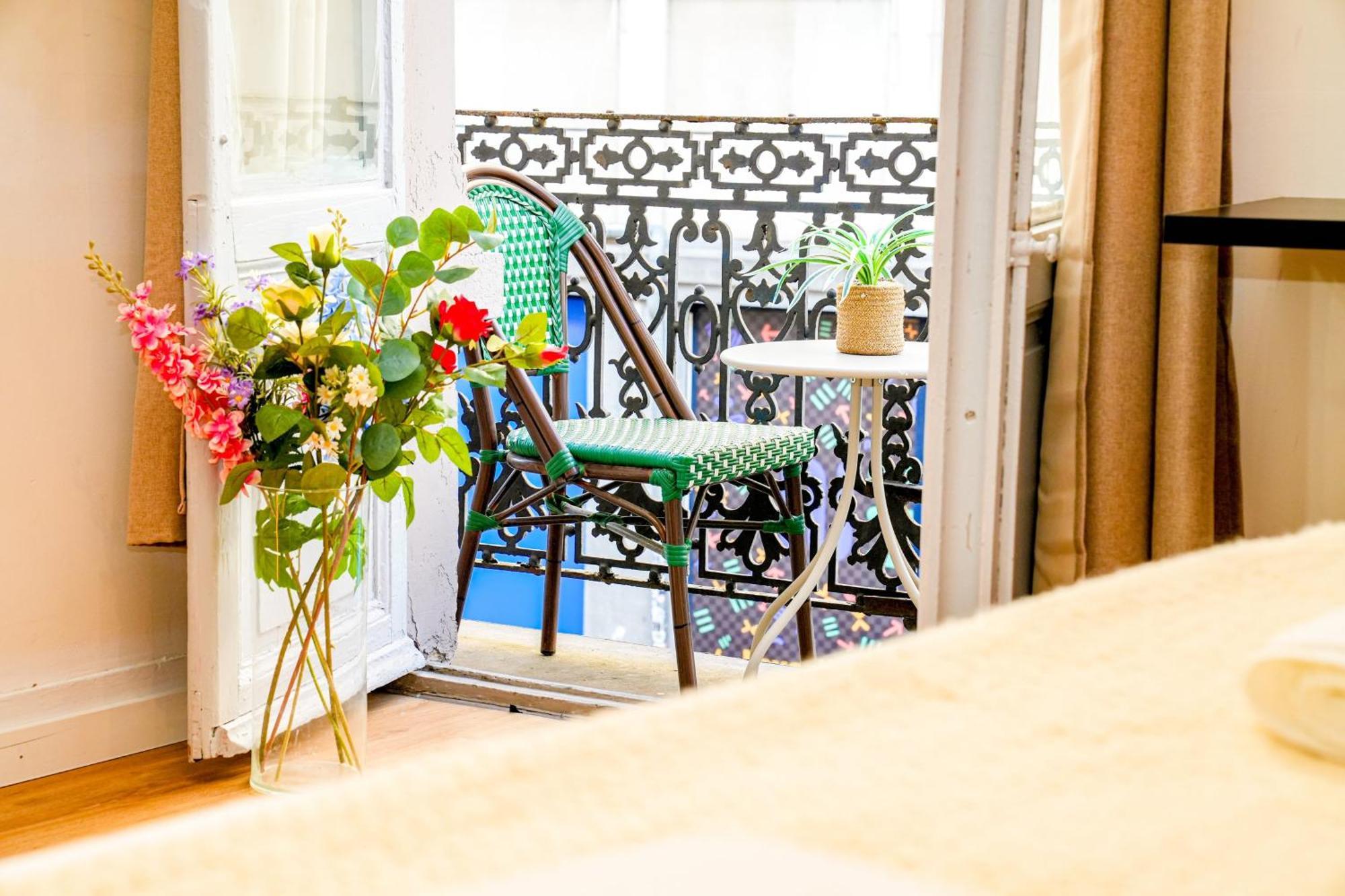 Lovely With View At Vibrant Ghent, Breezy Balcony Apartment *