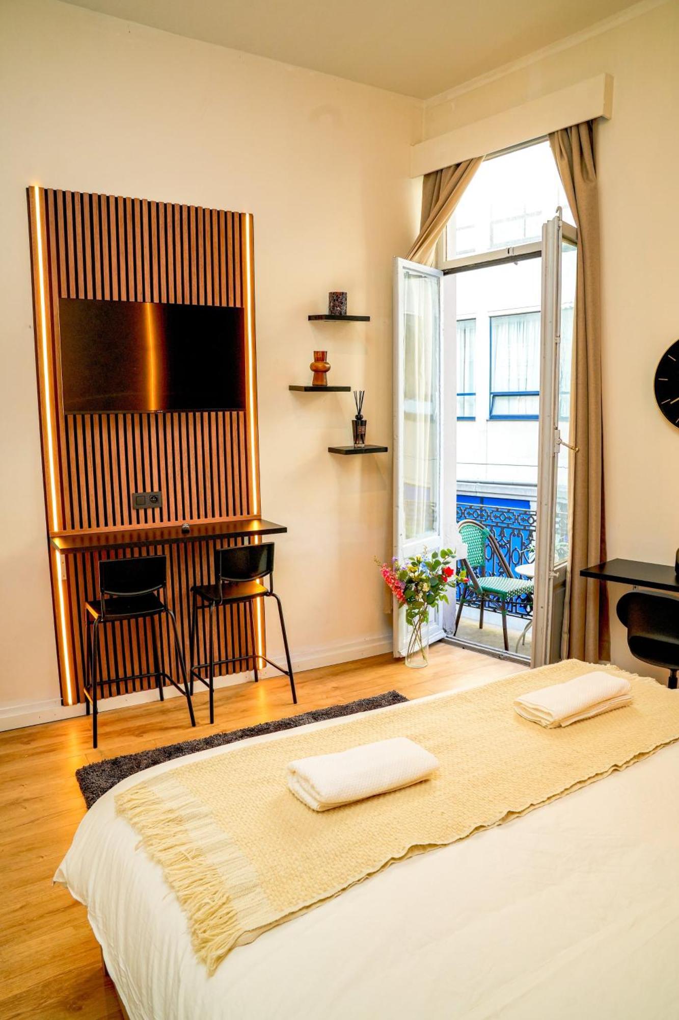 Apartment Lovely With View At Vibrant Ghent, Breezy Balcony