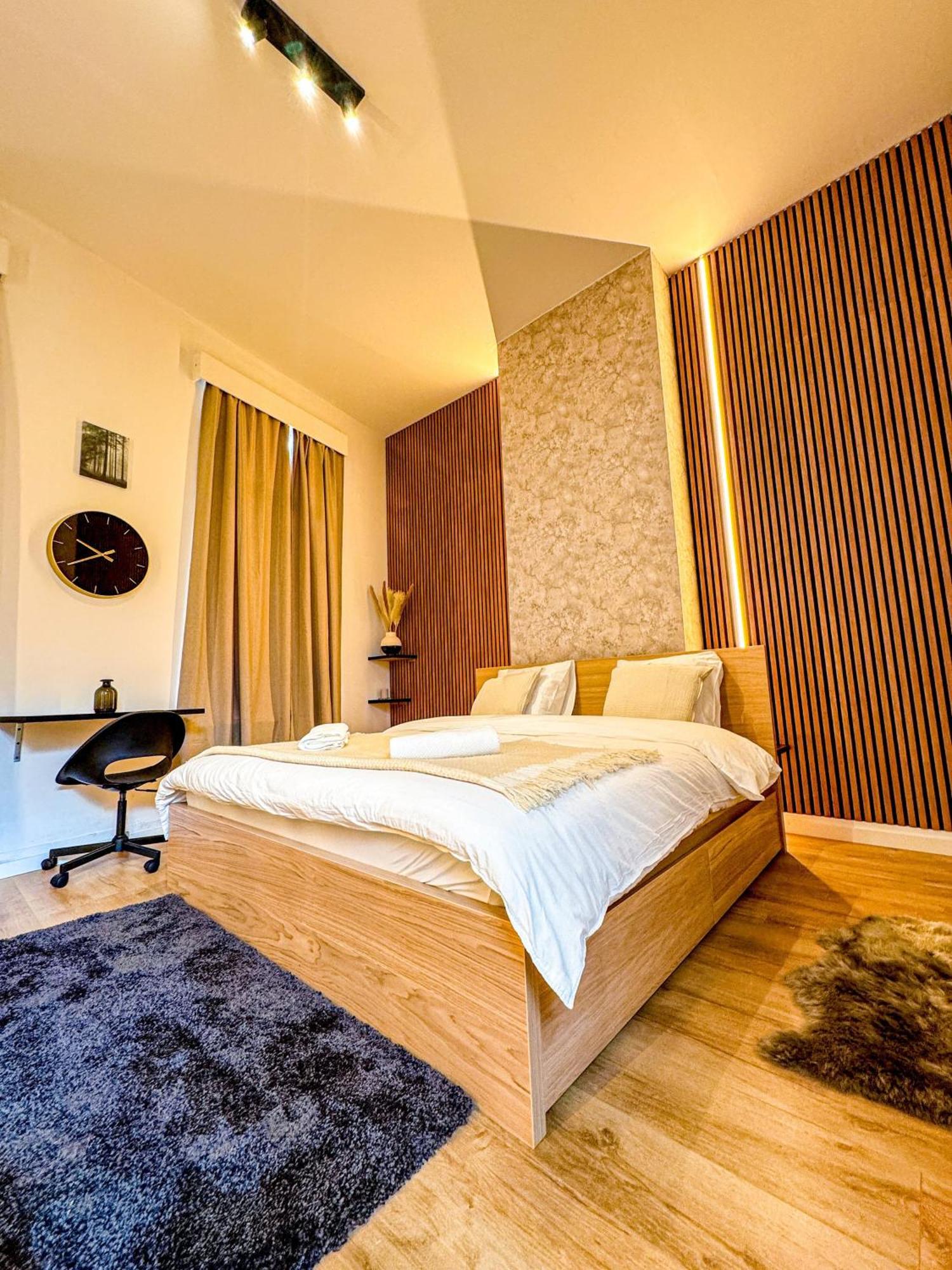 Apartment Lovely With View At Vibrant Ghent, Breezy Balcony *