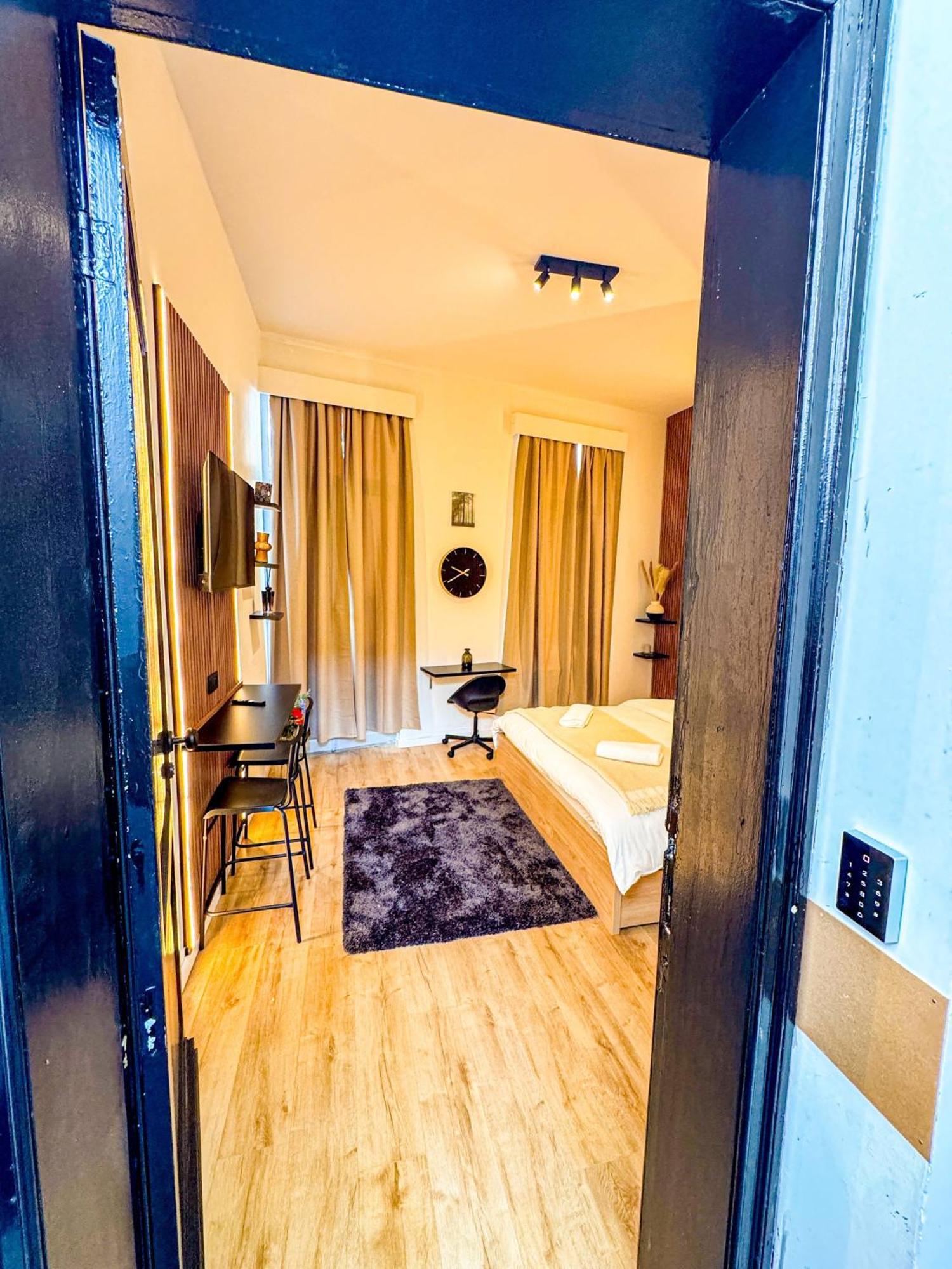 Apartment Lovely With View At Vibrant Ghent, Breezy Balcony Ghent