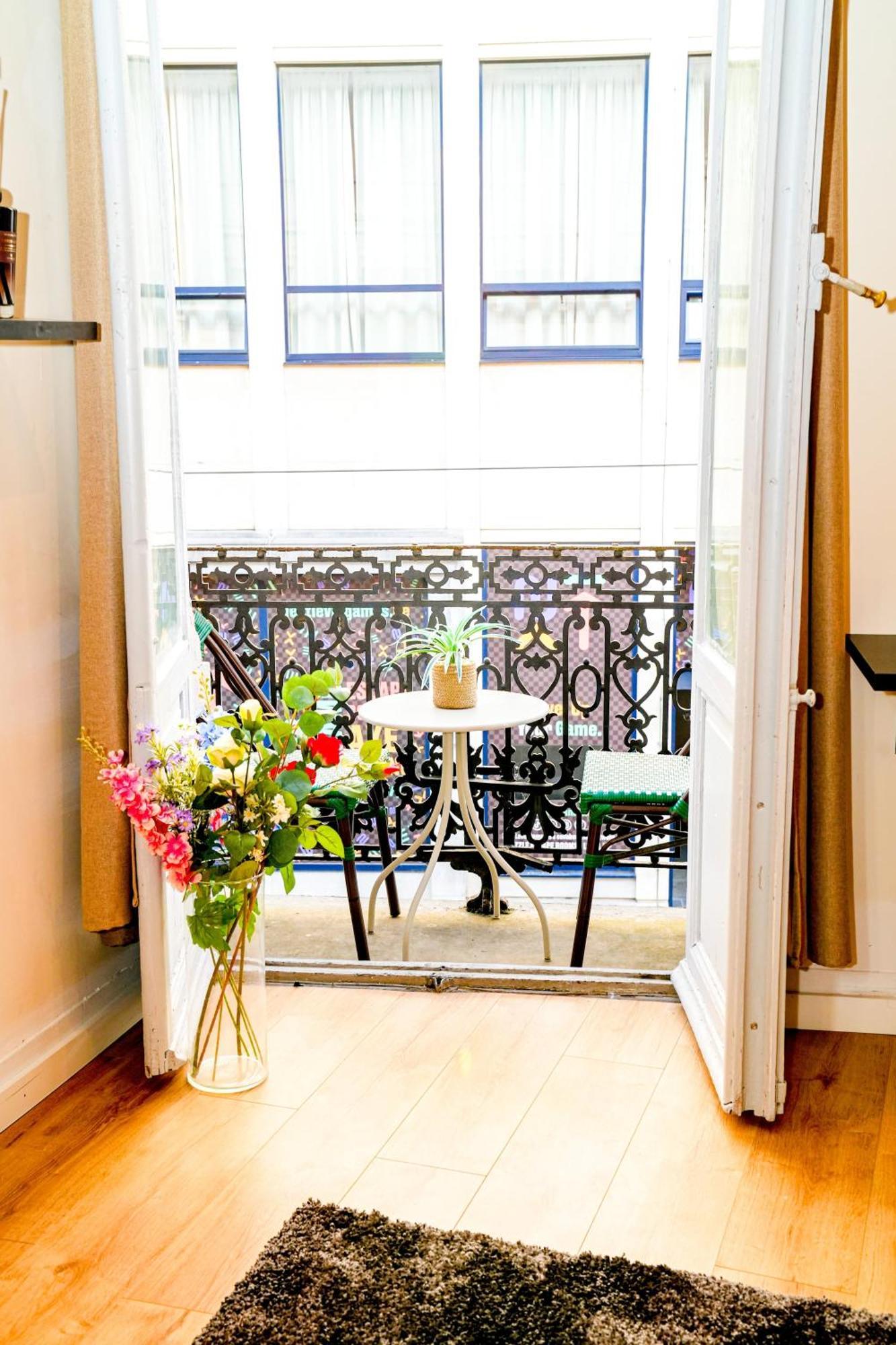Lovely With View At Vibrant Ghent, Breezy Balcony Apartment *