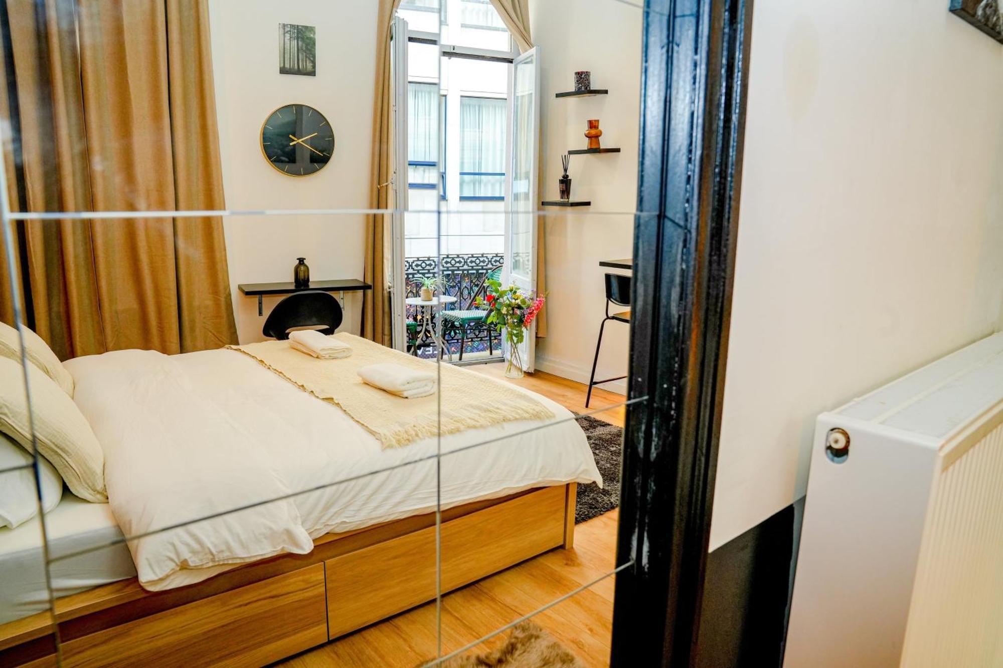 Apartment Lovely With View At Vibrant Ghent, Breezy Balcony *