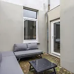 Cosy, Furnished & Renovated Flat With Outside Lounge