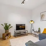 Cosy, Furnished & Renovated Flat With Outside Lounge