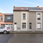 Cosy, Furnished & Renovated Flat With Outside Lounge
