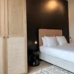3 Bedroom Art-Nouveau Apartment With Free Parking