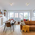 Huswell - Homely Duplex Near Historic City Center & Station