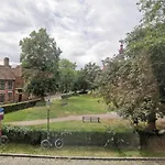 Spacious Room In City Centre