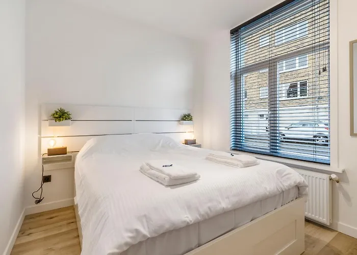Cosy, Furnished & Renovated Flat With Outside Lounge