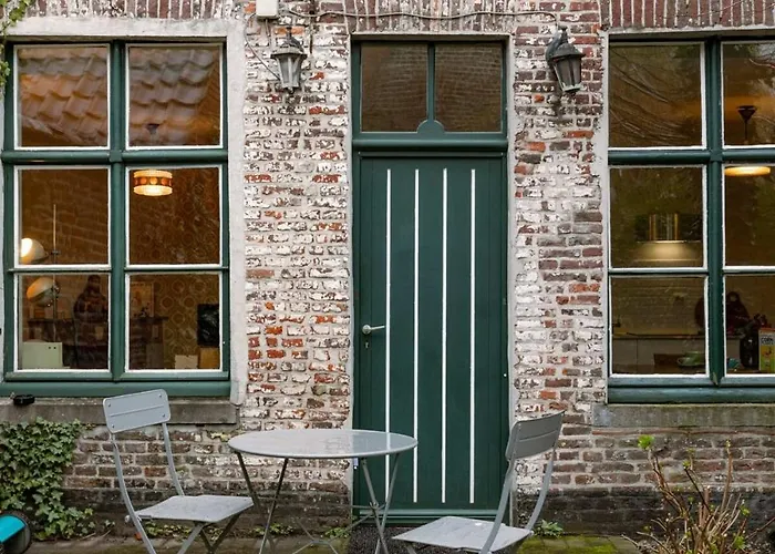 Huswell - Retro Apartment With A Cozy City Garden