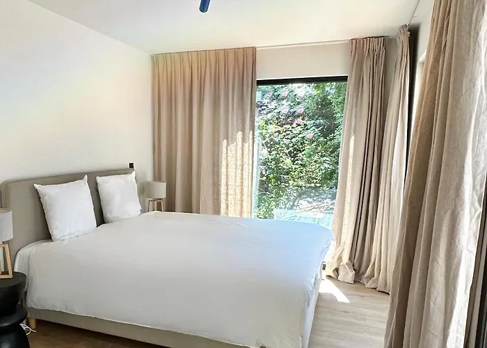 Luxury Apartment With Cosy Garden!