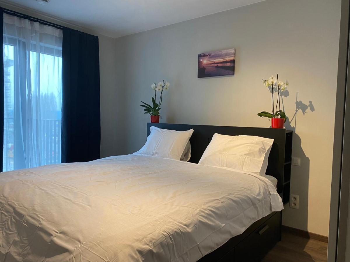 Feel At At This Homeawayfromhome Appt With A Stunning Water Canal View And Gym Ghent