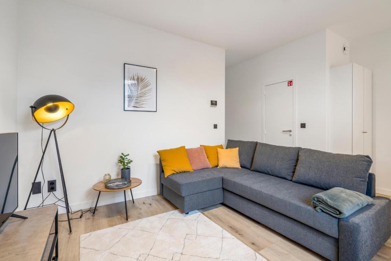 Cosy, Furnished & Renovated Flat With Outside Lounge *