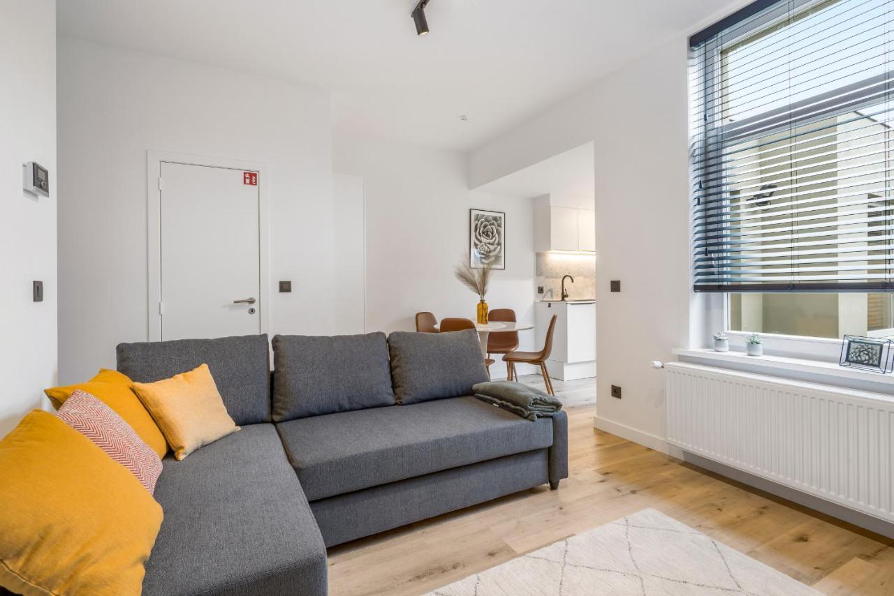 Cosy, Furnished & Renovated Flat With Outside Lounge *