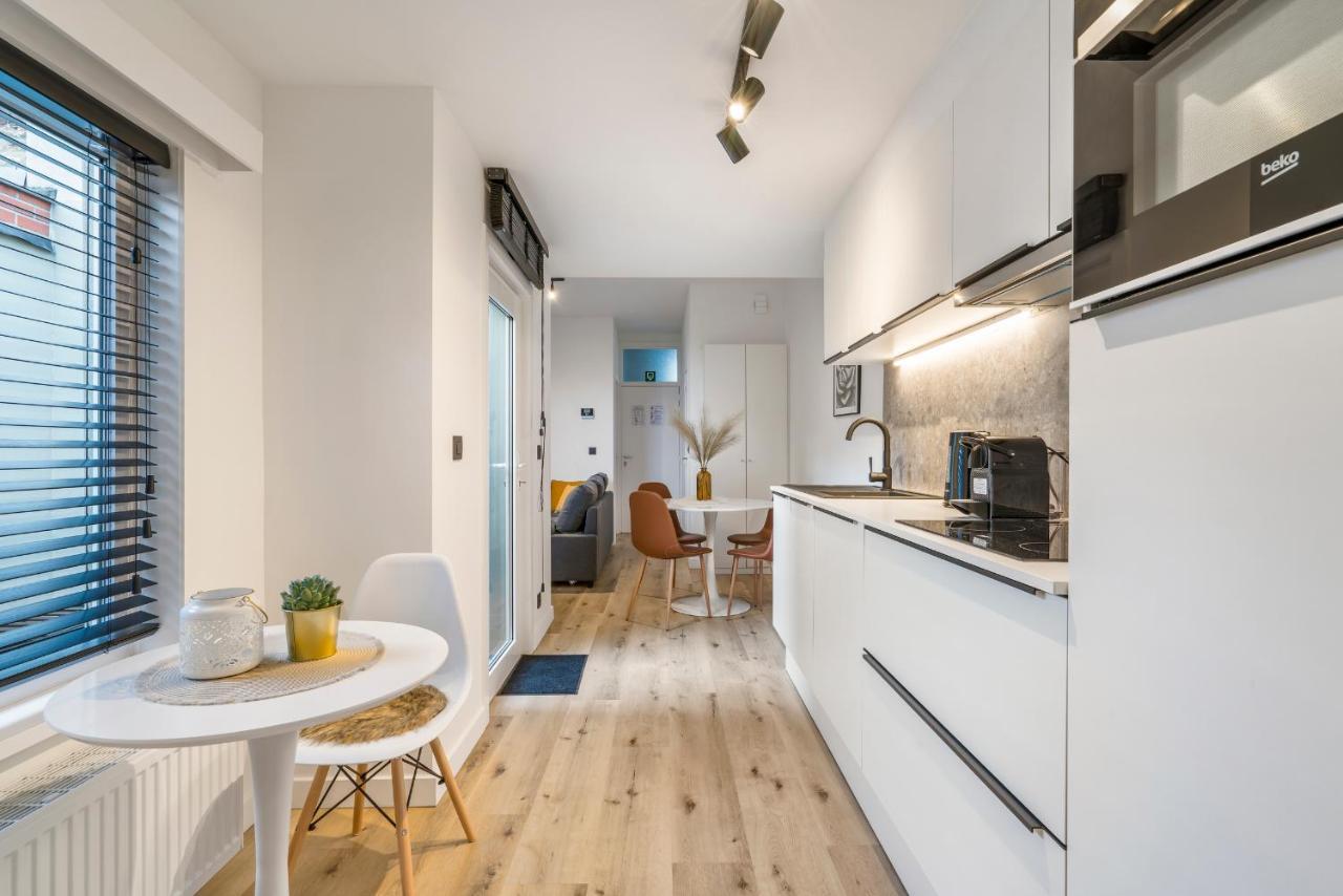 Cosy, Furnished & Renovated Flat With Outside Lounge Apartment *