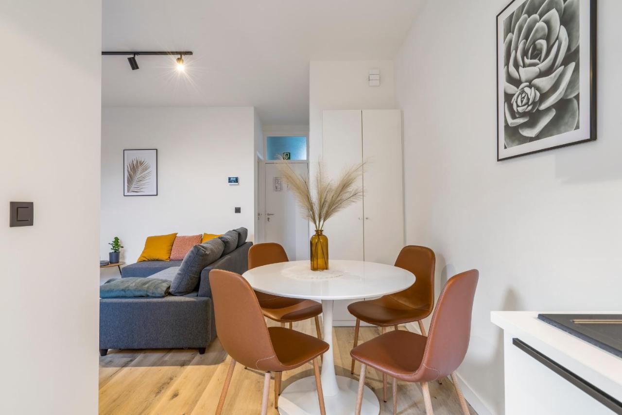 Cosy, Furnished & Renovated Flat With Outside Lounge Apartment
