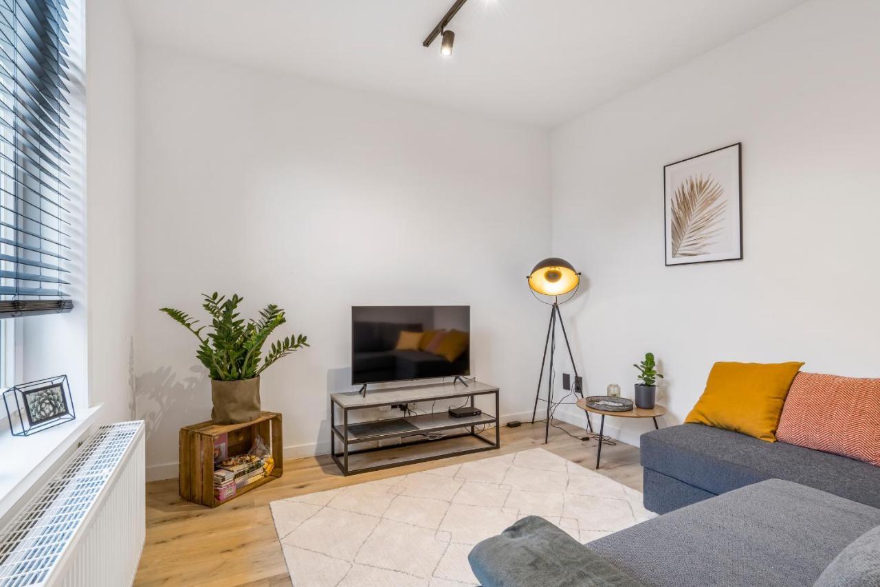 Cosy, Furnished & Renovated Flat With Outside Lounge