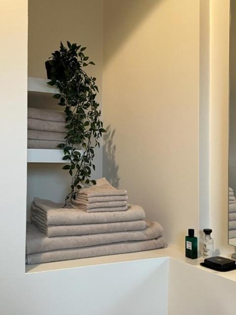 New, Trendy, Well Serviced App 1 Bedroom, Hart Of Ghent, Stunning View Apartment *