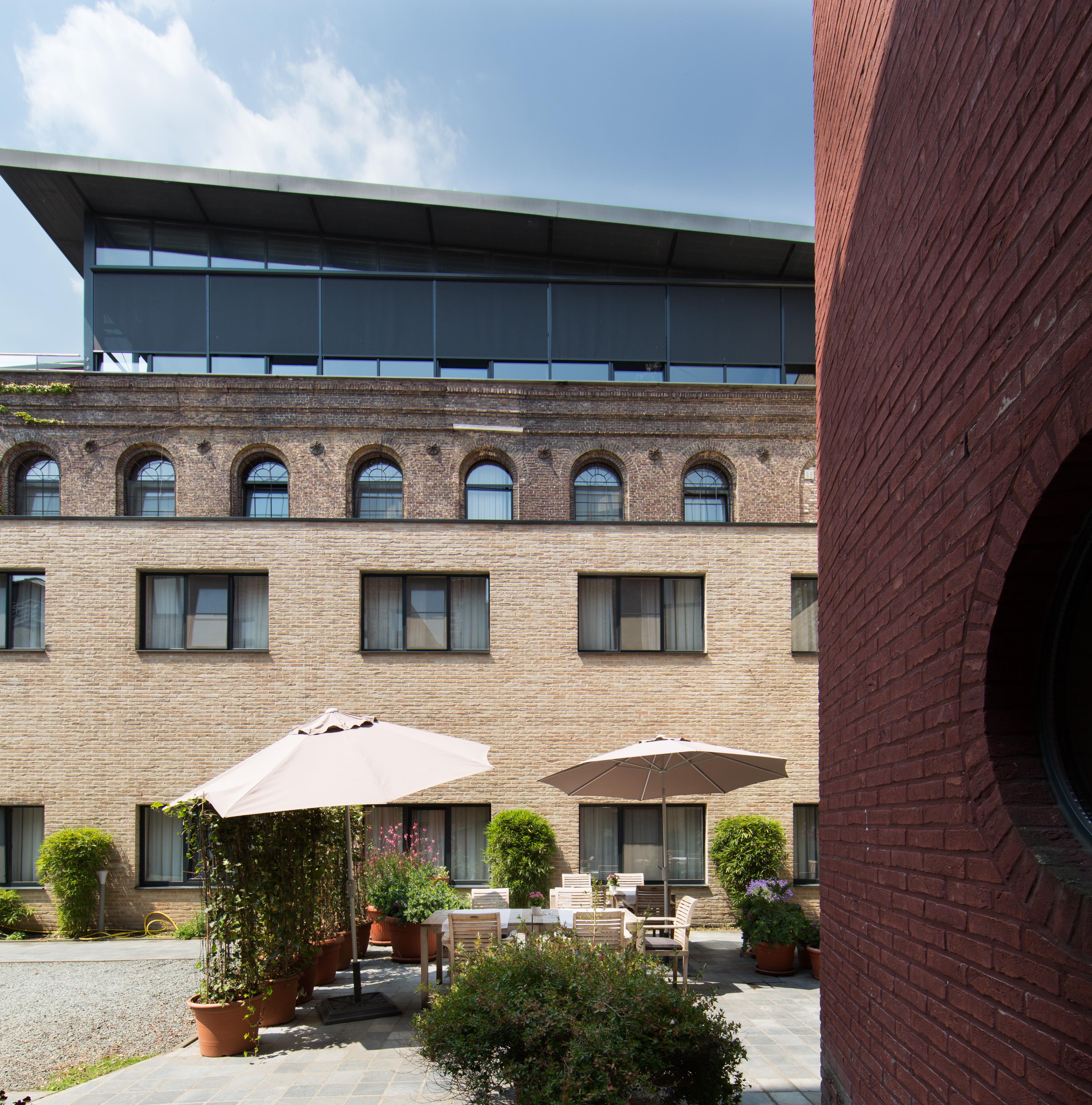 Hotel River 4*