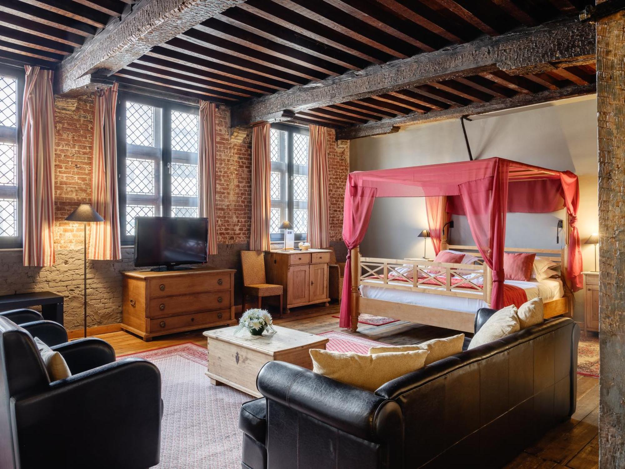 Hotel River 4*