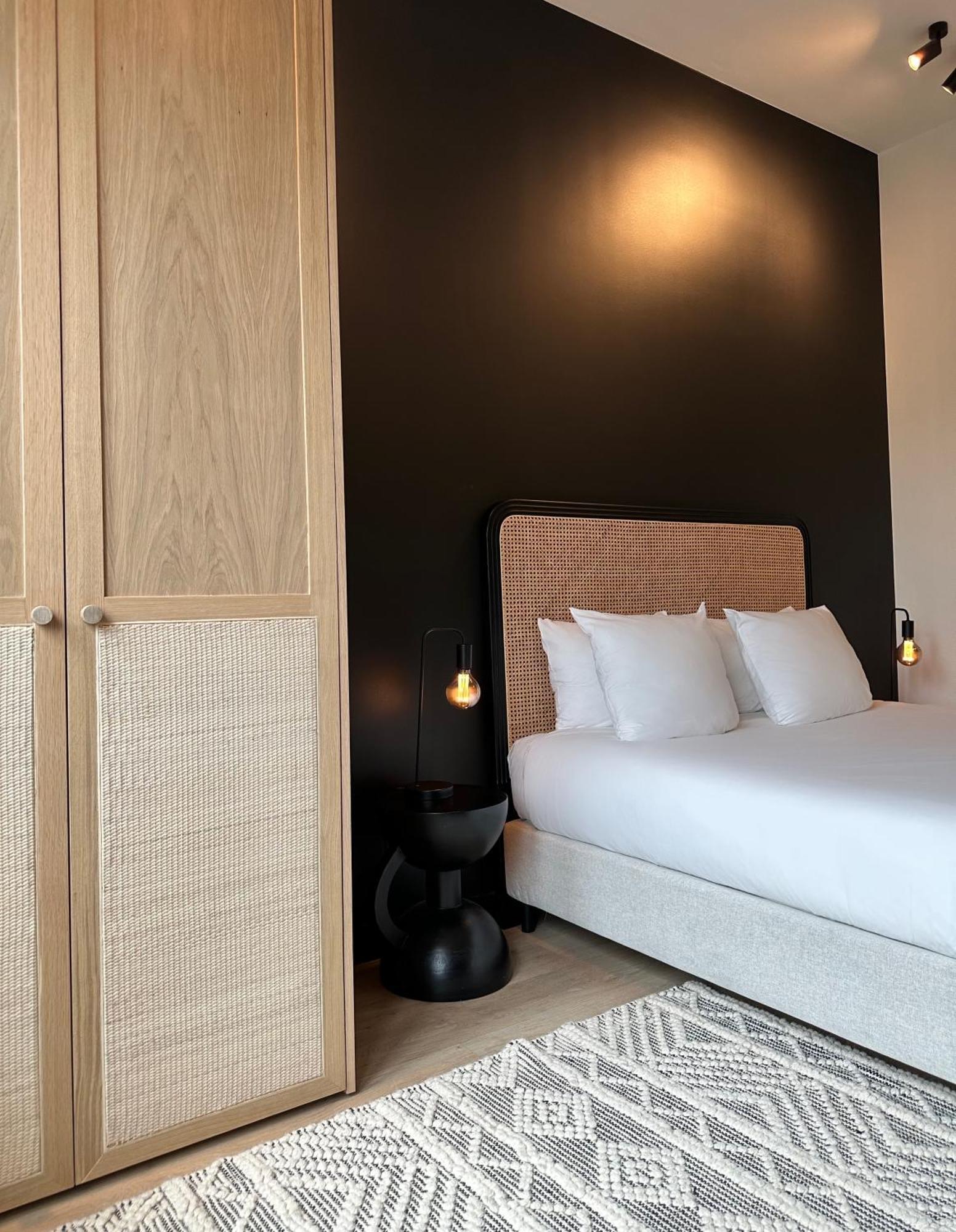 3 Bedroom Art-nouveau With Free Parking Appartement *