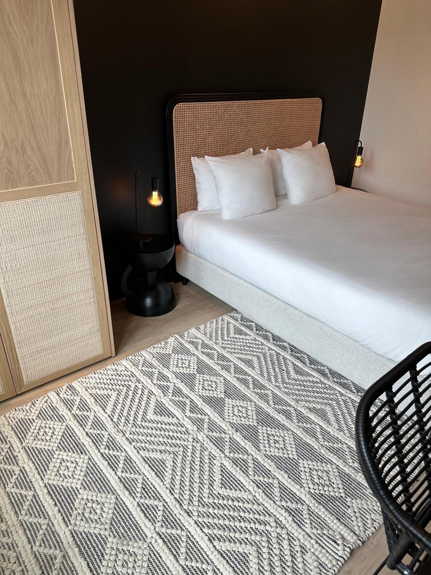 3 Bedroom Art-nouveau With Free Parking Appartement *