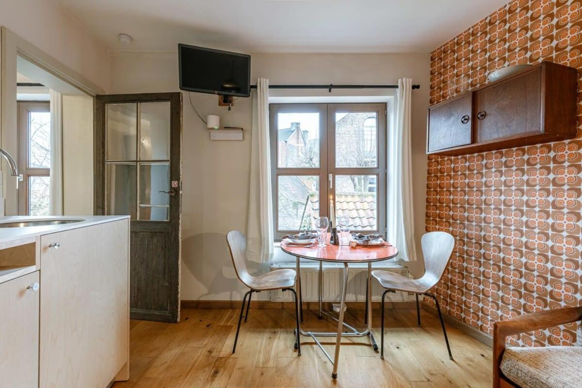 Huswell - Characterful In Apartment Gent