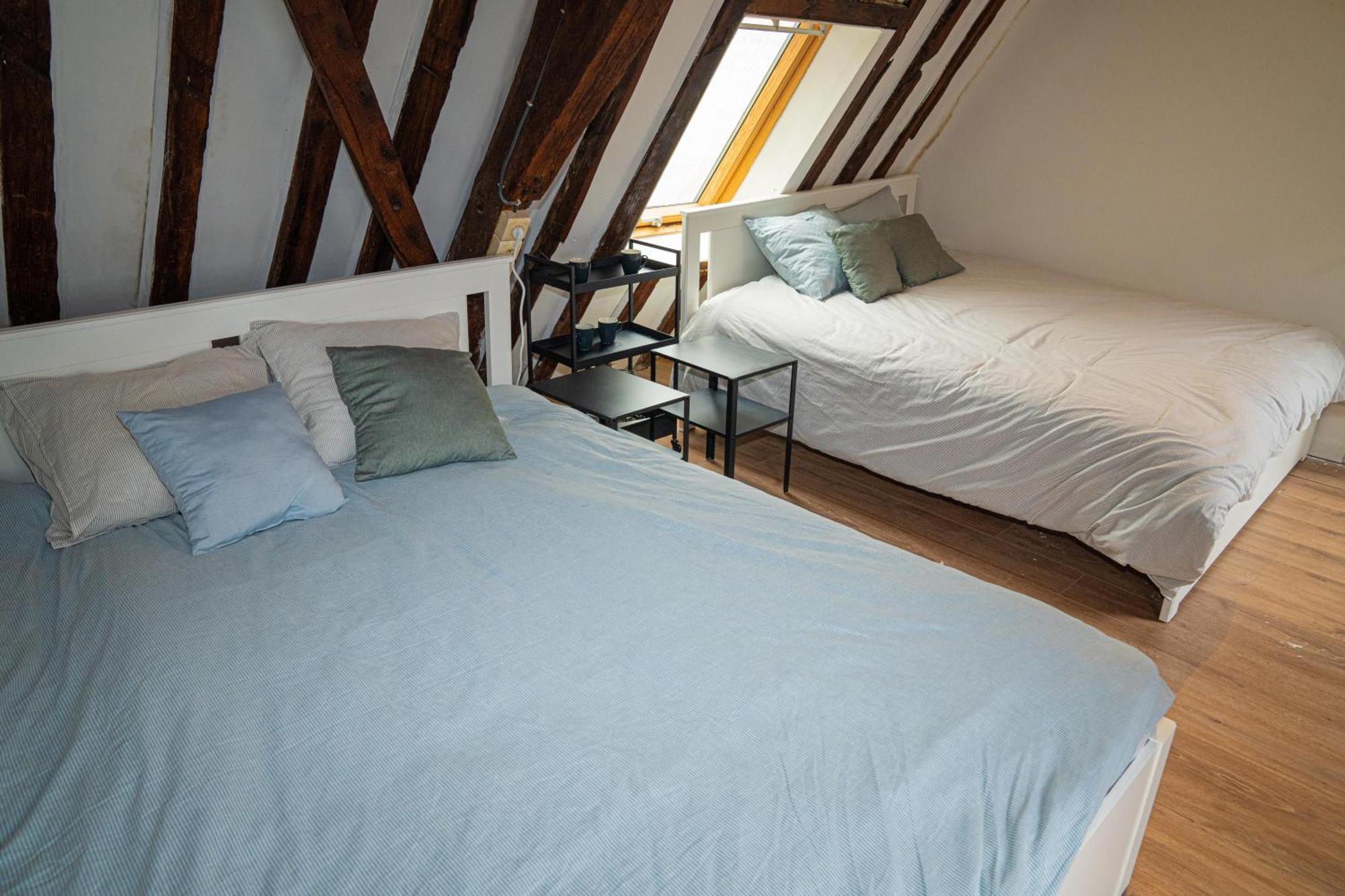 Stylish Canal-side 2br-1lr Apt, At Center Of Appartement *