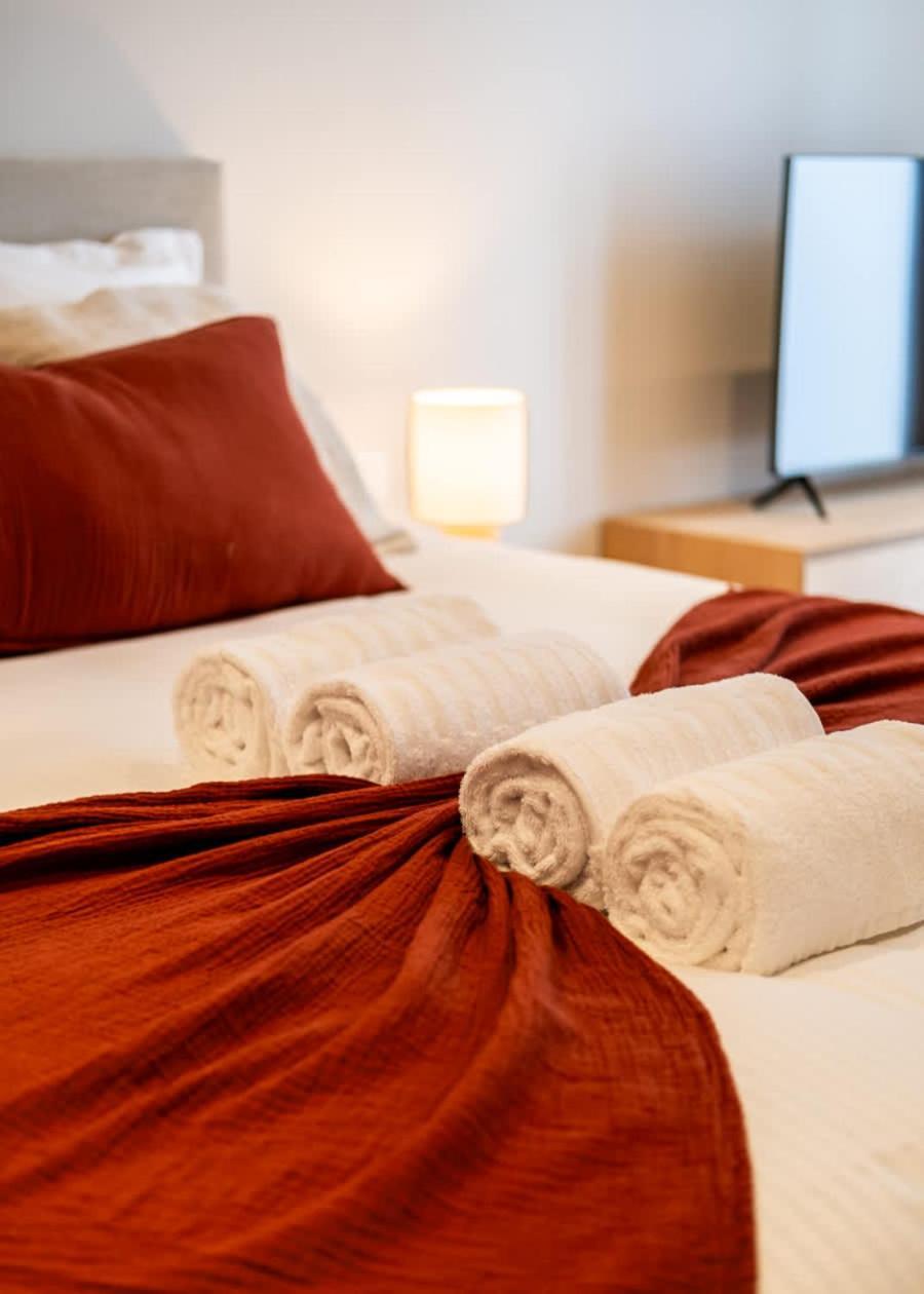 Huswell - Stylish In The Vibrant Heart Of Apartment *