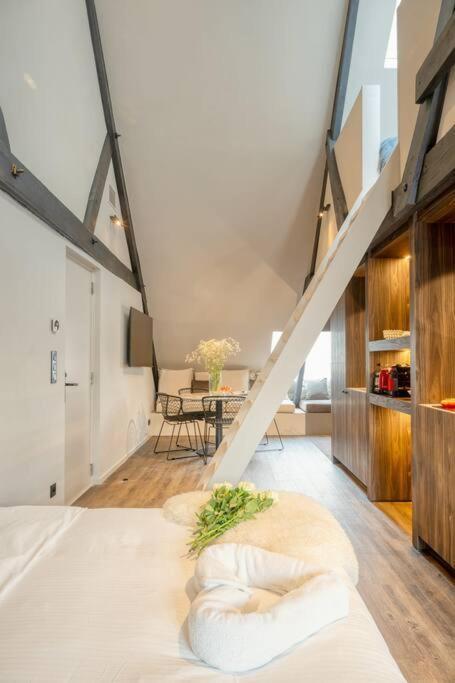Charming Attic Retreat In Historic Center *