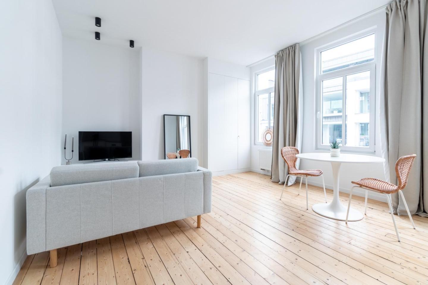 Sleek - Urban Elegance In The Heart Of Apartment *