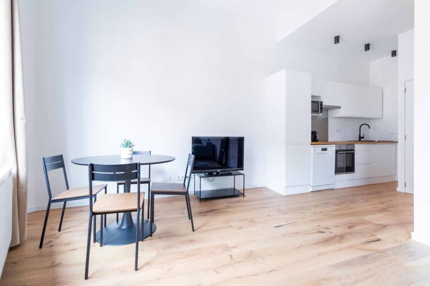 Apartment Sleek - Urban Elegance In The Heart Of