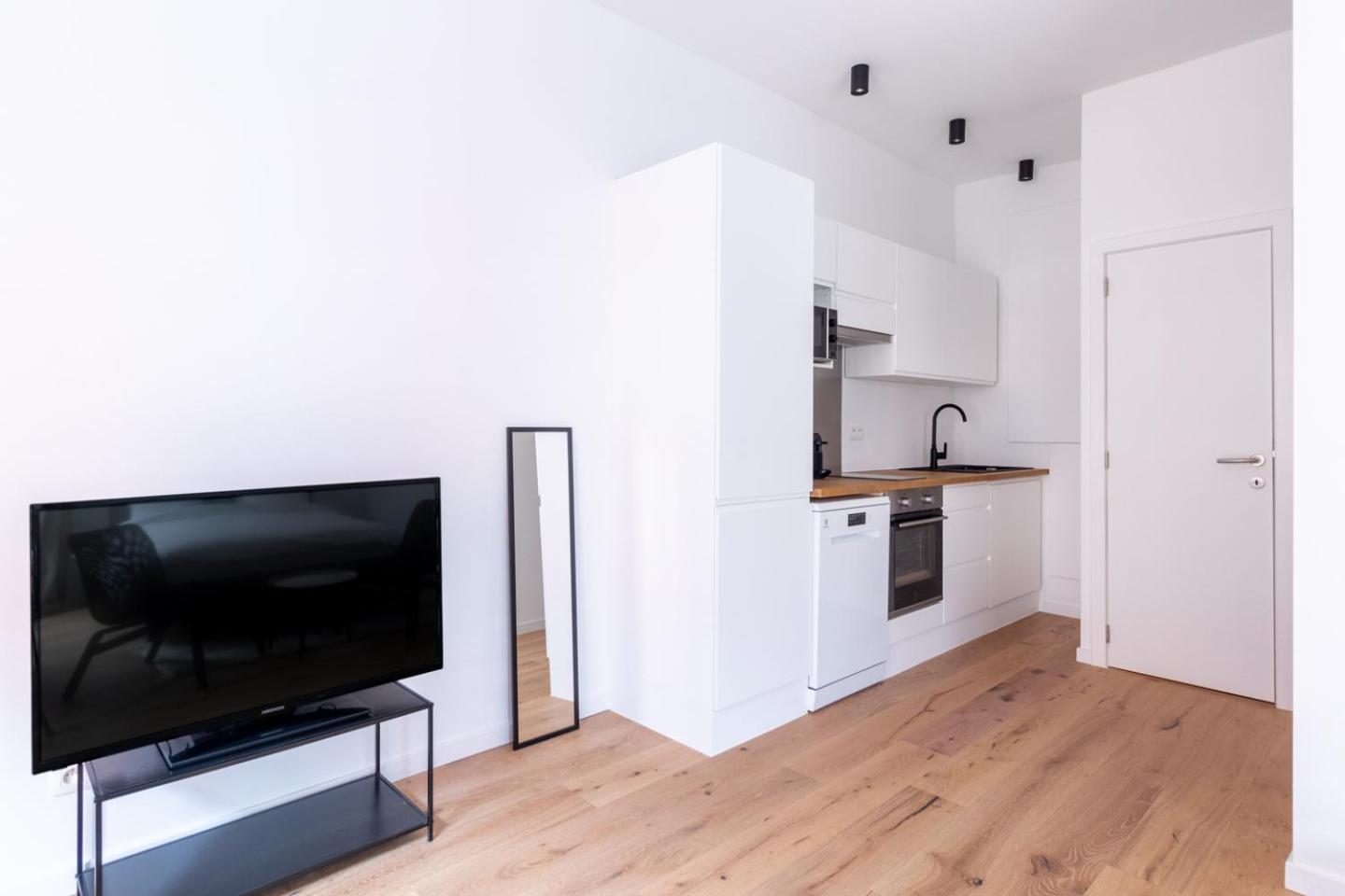 Sleek - Urban Elegance In The Heart Of Apartment *