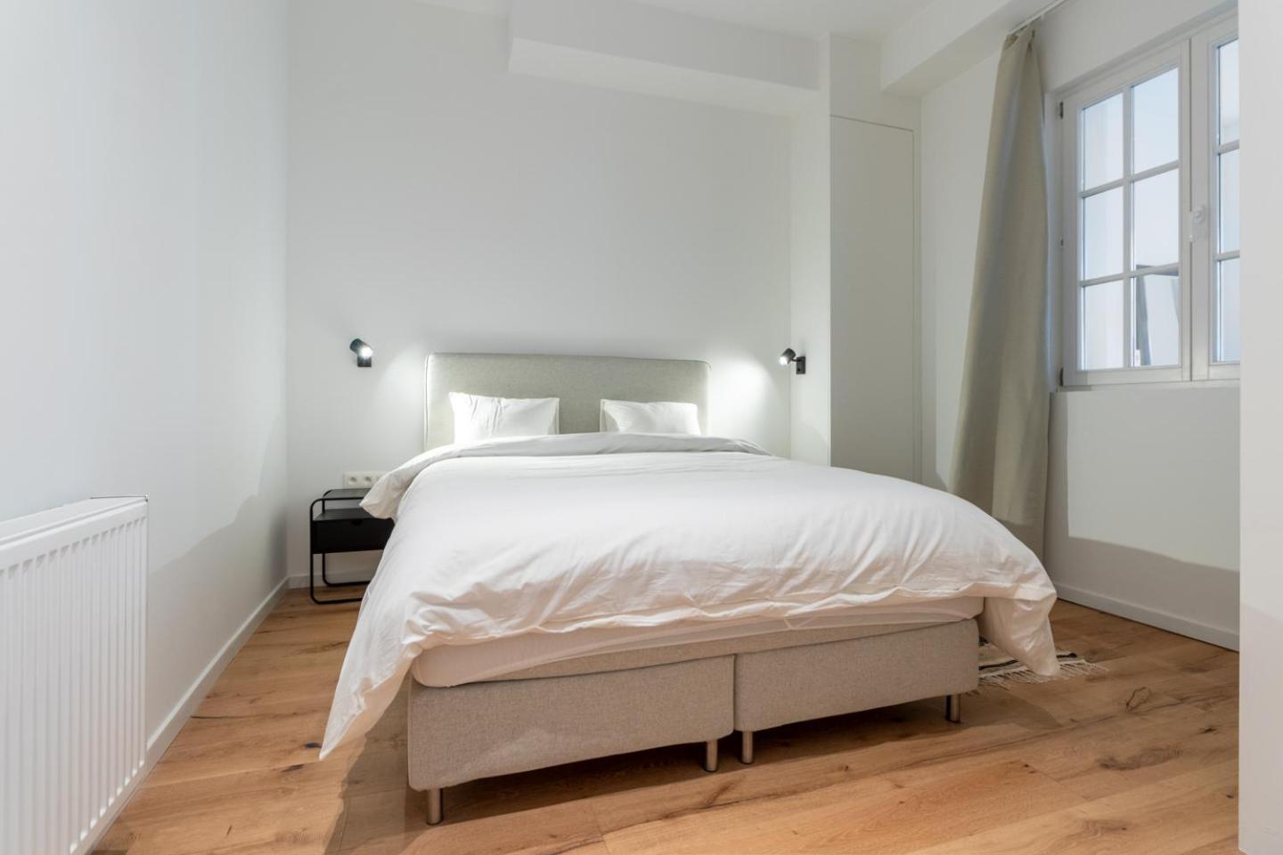 Apartment Sleek - Urban Elegance In The Heart Of