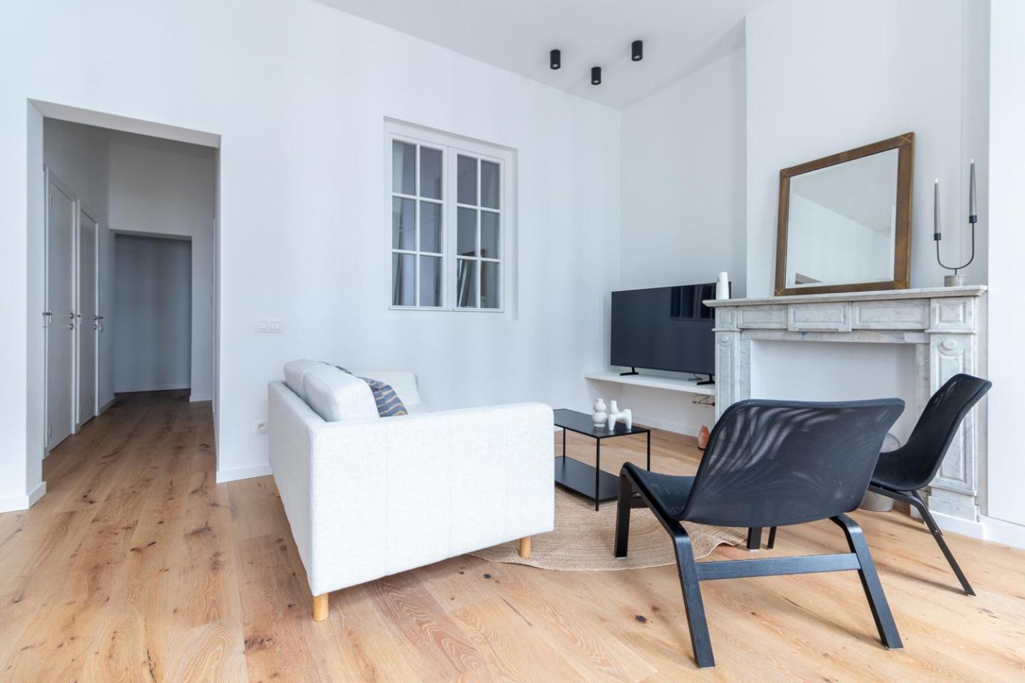 Apartment Sleek - Urban Elegance In The Heart Of