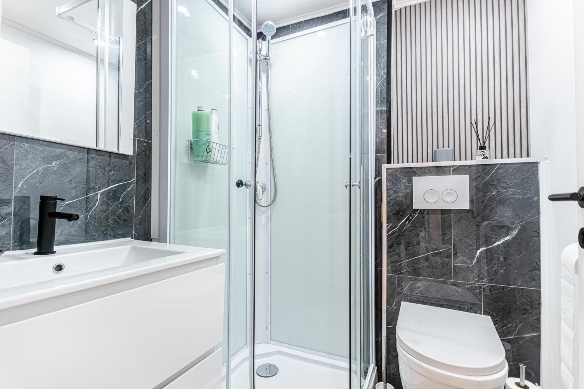 Lovely & Comfortable At Heart Of Apartment *