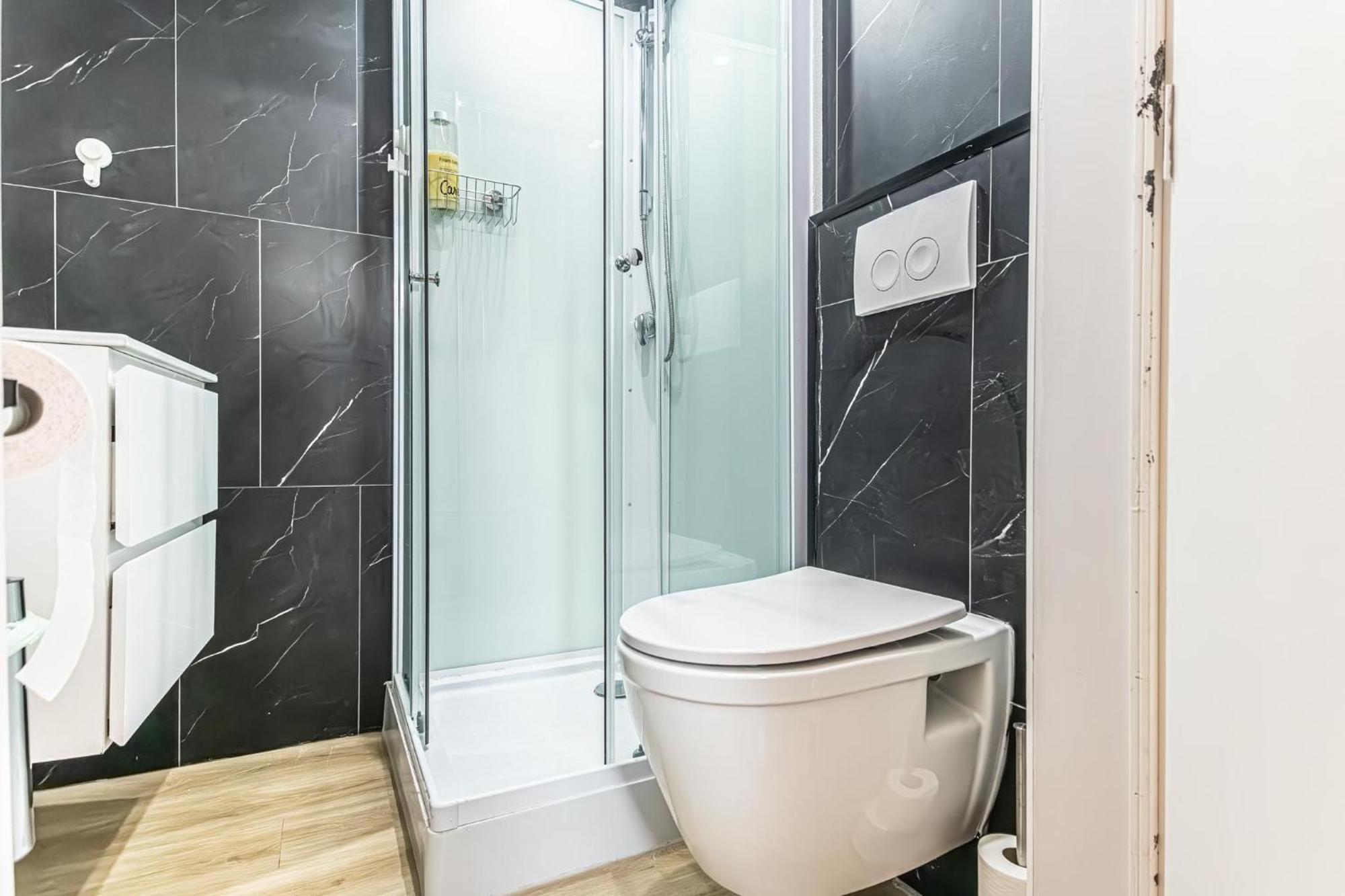 Lovely & Comfortable At Heart Of Apartment
