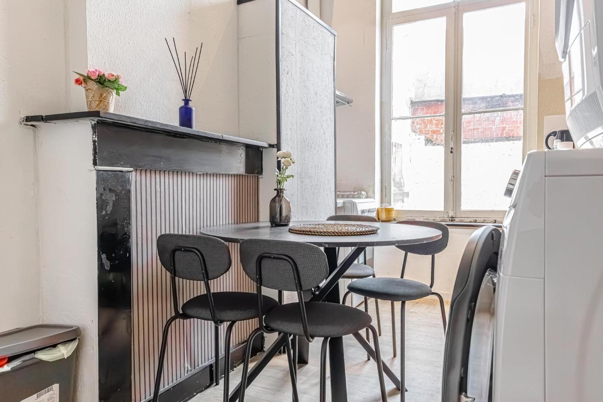 Lovely & Comfortable At Heart Of Apartment *