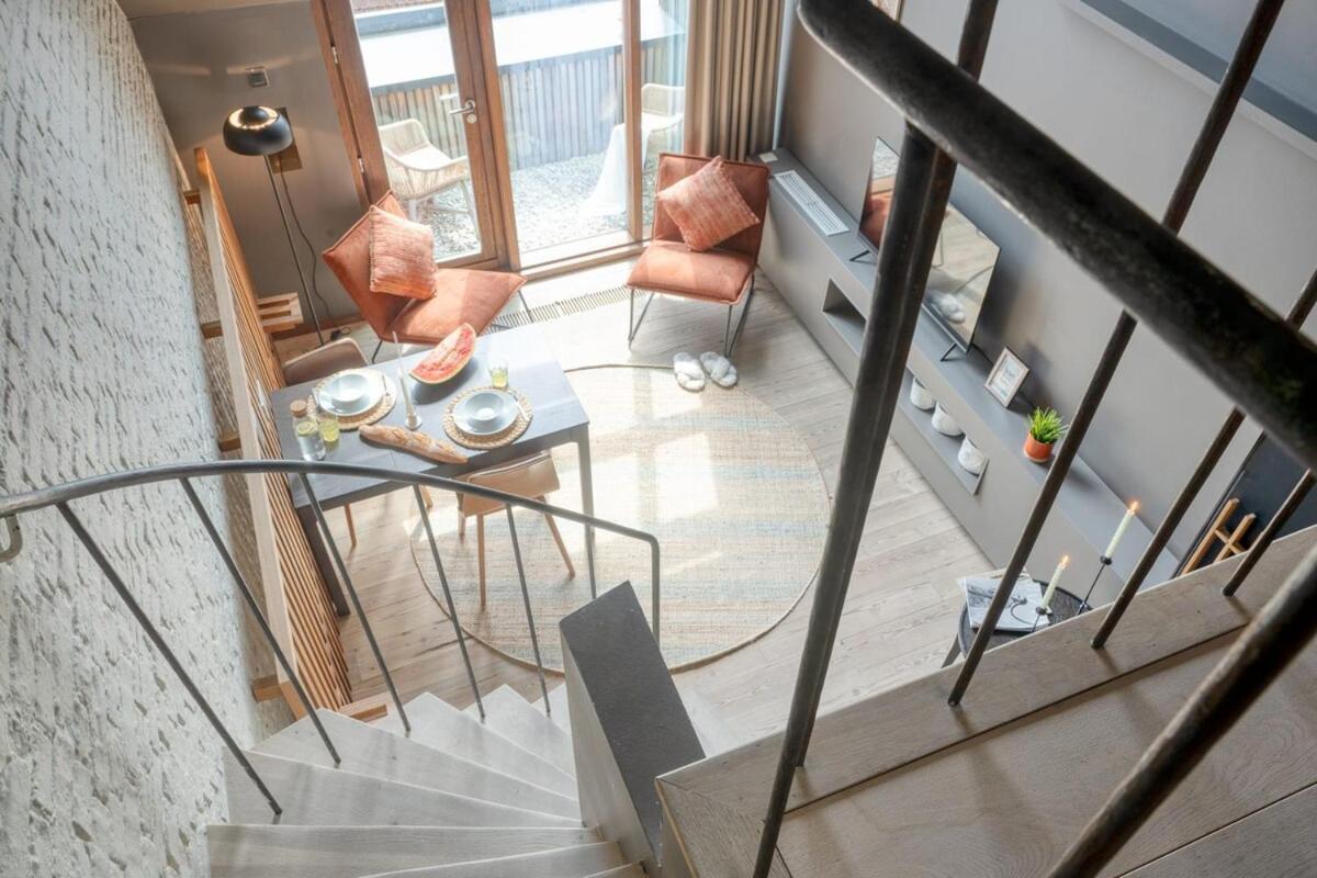 Serene Oasis With Balcony In Apartment *
