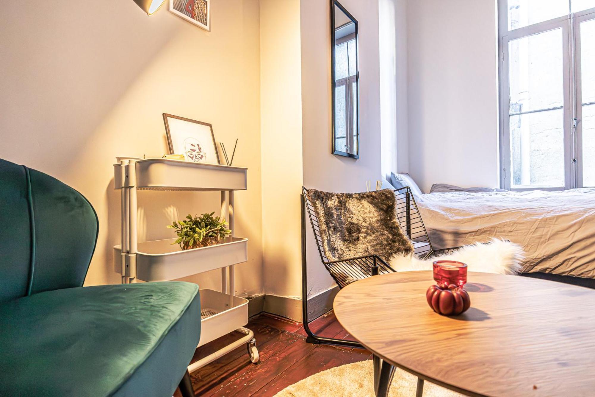 Lovely With View At Vibrant Ghent, Breezy Balcony Apartment